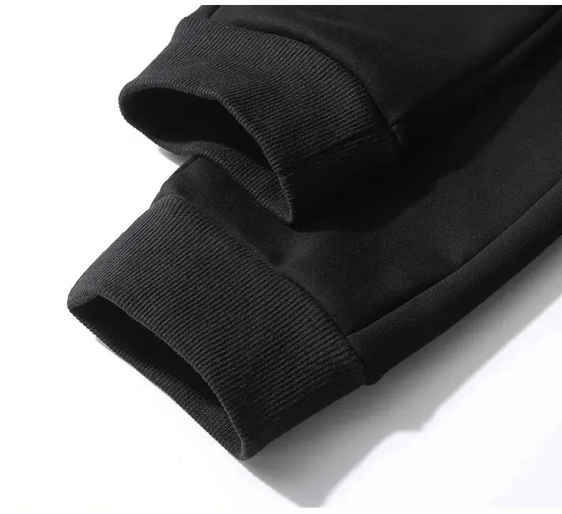 .A casual sports outfit consisting of a long-sleeved hooded t-shirt and elastic-waist pants.